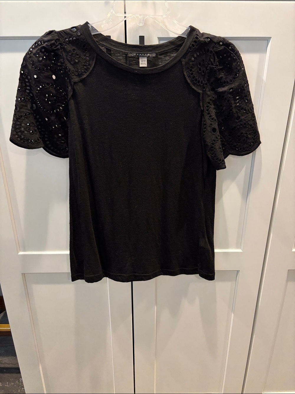 TTahari Black Eyelet Puff-Sleeve Tee
